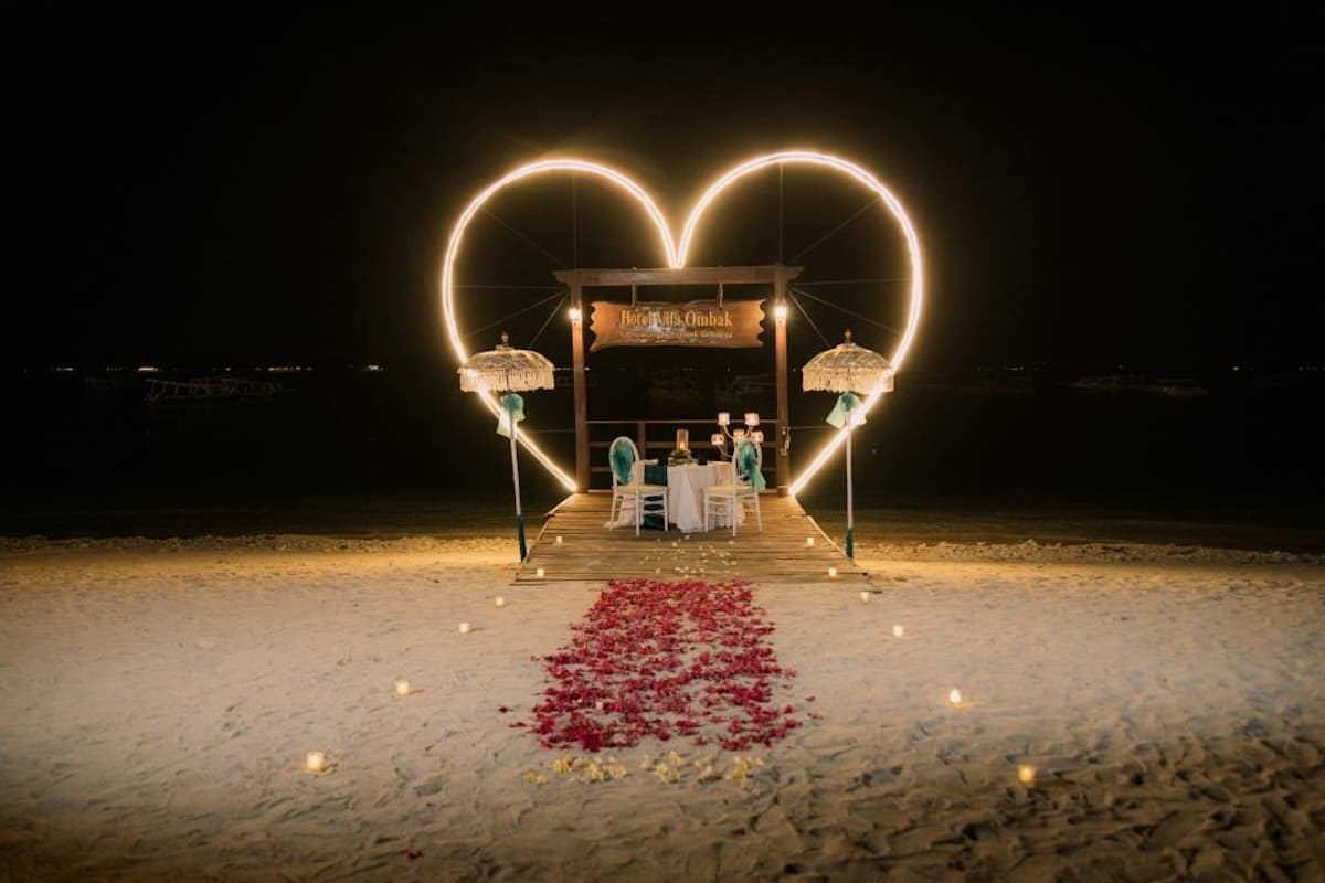 Heart-shaped light decoration for a romantic dinner