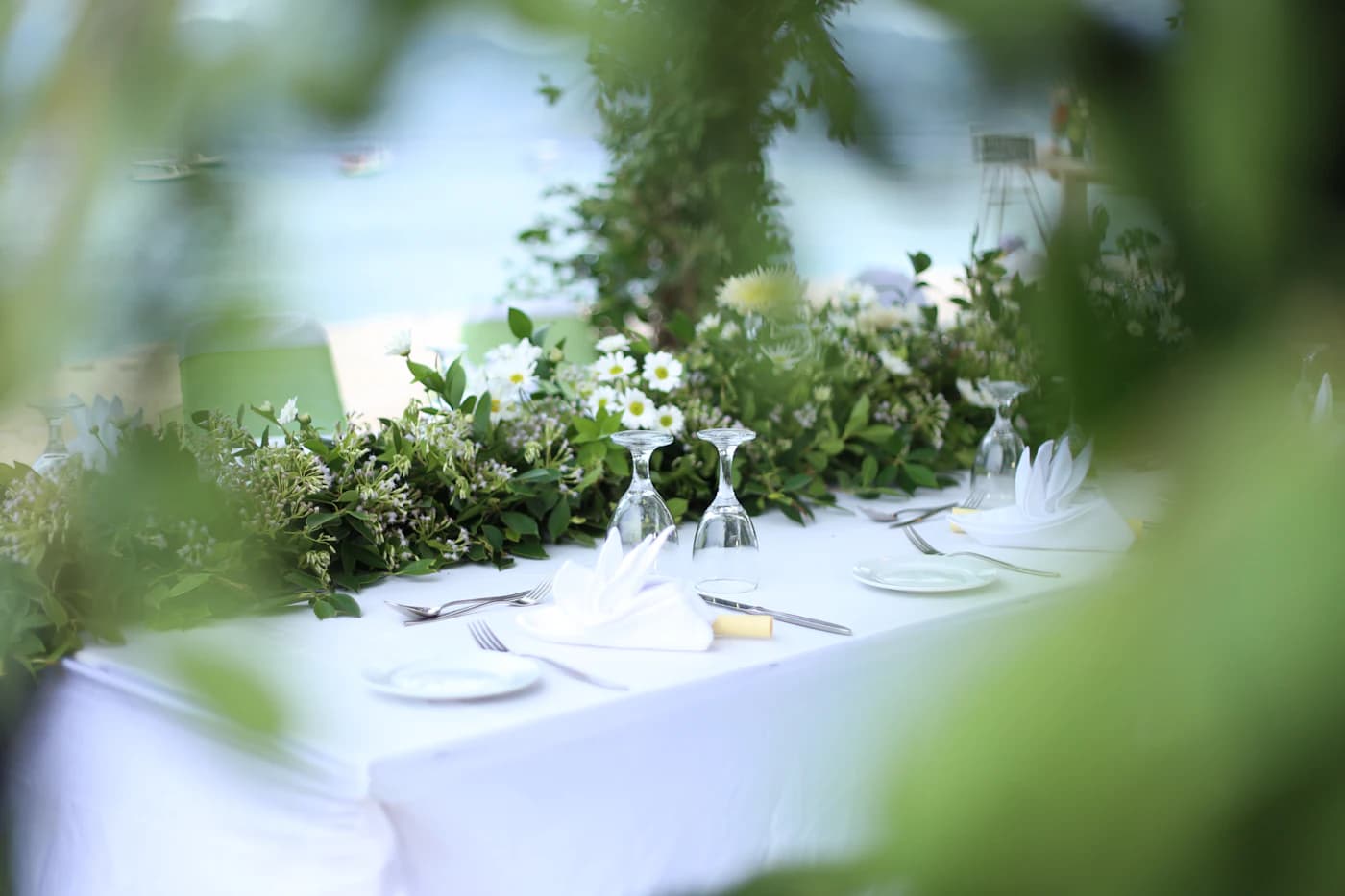 Seaside dining table dressed with flowers